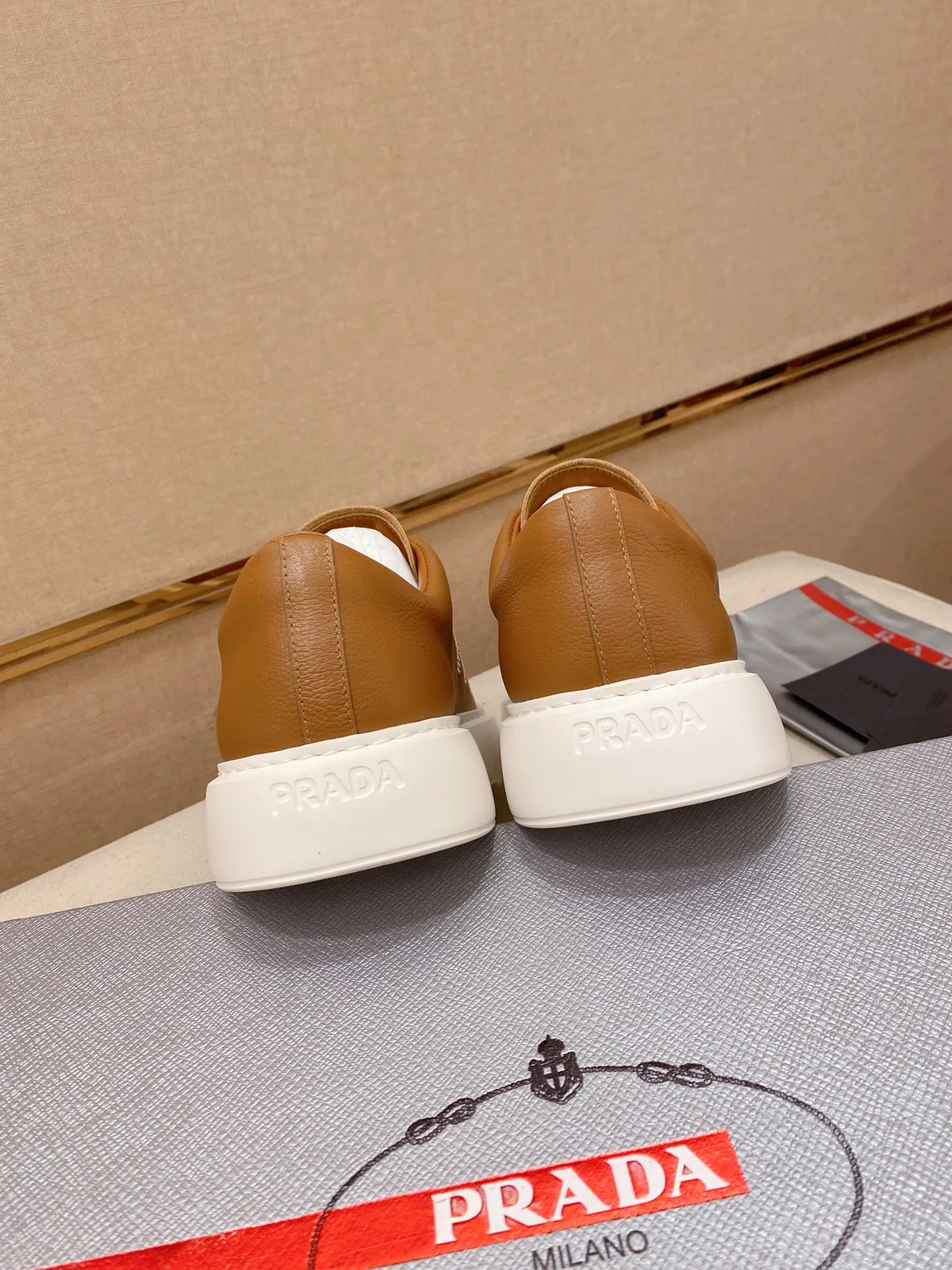 Factory price 560💰 ✔️✔️✔️Higher version High-quality new PRADA (Prada) counters are launched simultaneously. The new men's shoes and 😘fabric are made of selected first-layer cowhide with superb craftsmanship. Lining: Full cowhide lining. 👍🏿 High-end ☄️ air-cushion molded anti-slip rubber outsole, exquisite lines, simple and elegant, comfortable and high-end for leisure travel. Code number: 38 to 45